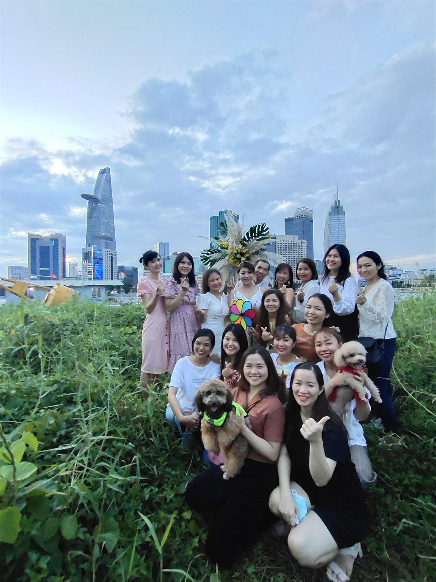 Cùng bạn bè với lễ cưới lãng mạn ven bờ sông Sài Gòn