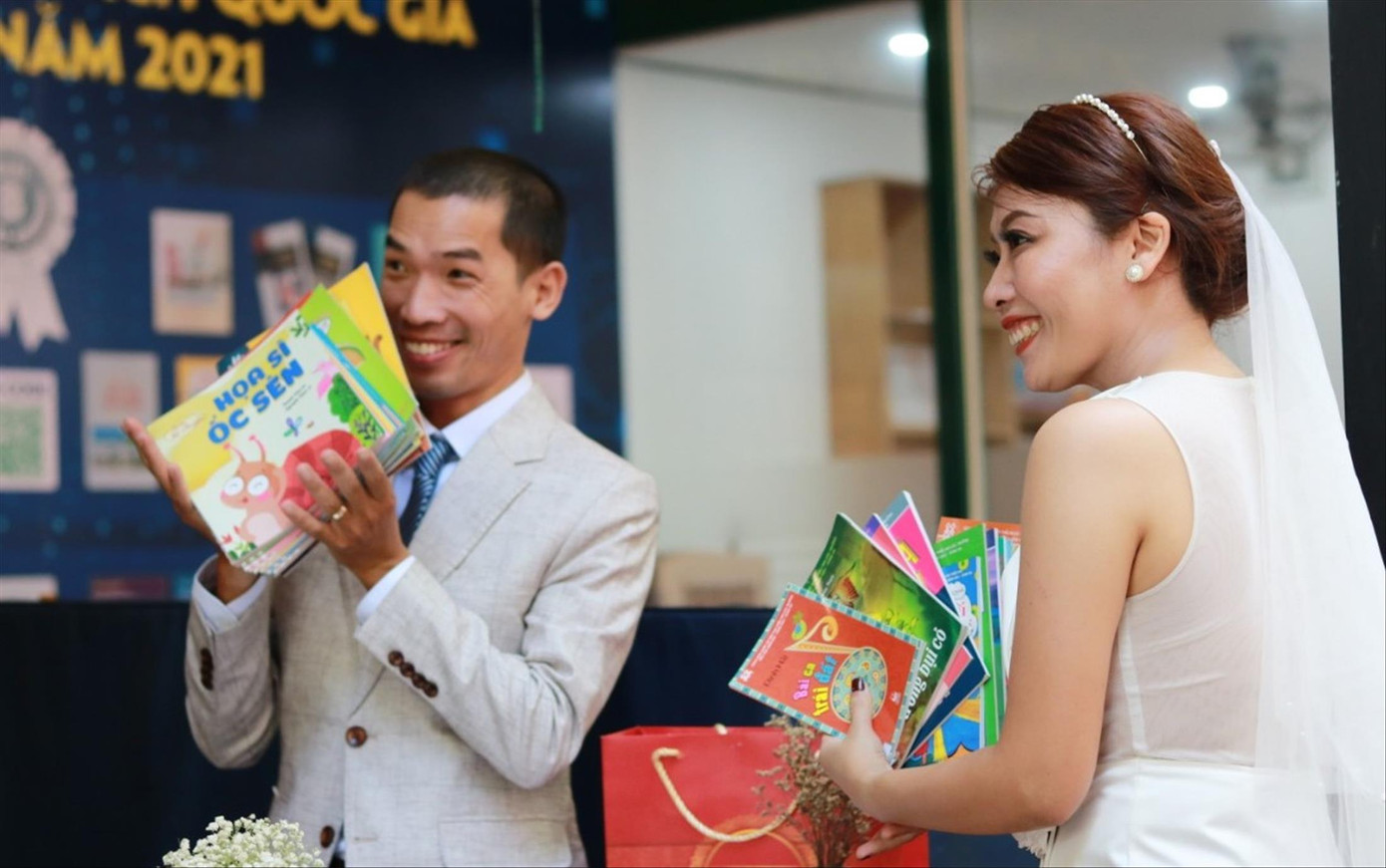 Rạng rỡ với món quà cưới là sách