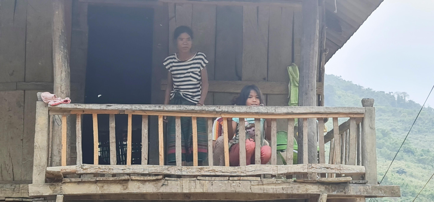 Những người phụ nữ ở bản Lang An, xã Chiêu Lưu, có chồng bị đi tù vì ma túy