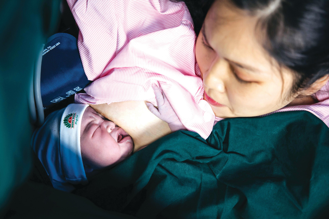 Da kề da với mẹ: khoảnh khắc đầu đời của bé Da kề da với mẹ: khoảnh khắc đầu đời của bé