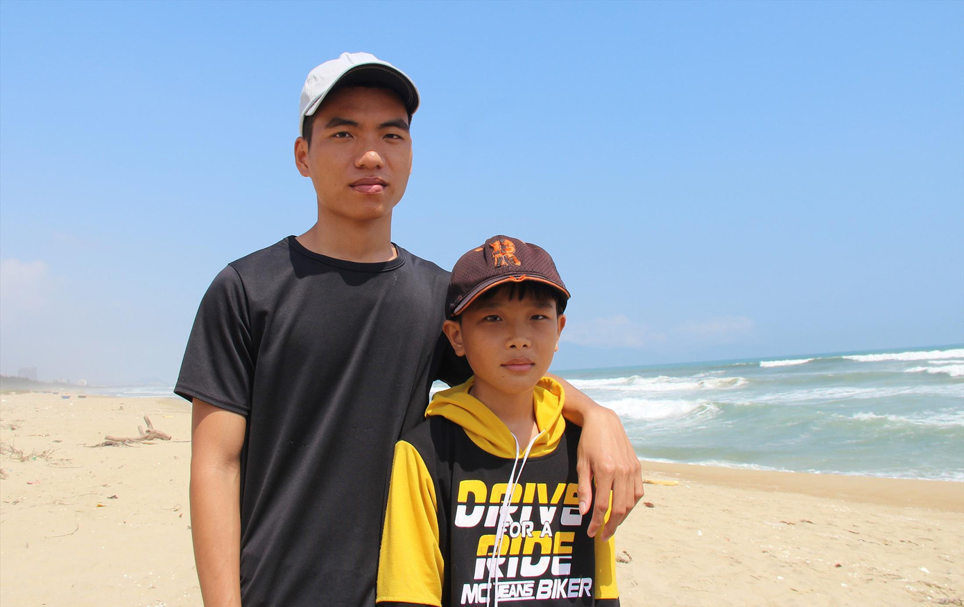 Trần Văn Tròn và em Văn Đức Nam Hải, một trong số 3 nạn nhân được cứu sống