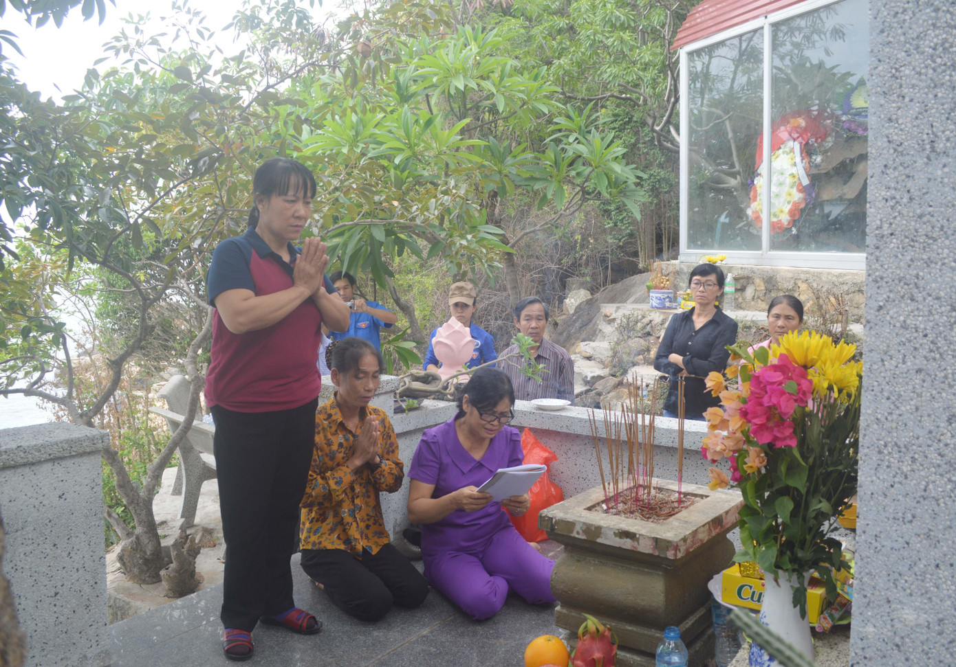 (Từ trái sang) Chị Ngô Hải Yến (thứ nhất) và chị Doãn Thị Thu (thứ ba) thắp hương cho cha và các liệt sĩ tàu C235 tại Khu di tích lịch sử Quốc gia Hòn Hèo. Ảnh: KIẾN NGHĨA (Từ trái sang) Chị Ngô Hải Yến (thứ nhất) và chị Doãn Thị Thu (thứ ba) thắp hương cho cha và các liệt sĩ tàu C235 tại Khu di tích lịch sử Quốc gia Hòn Hèo. Ảnh: KIẾN NGHĨA
