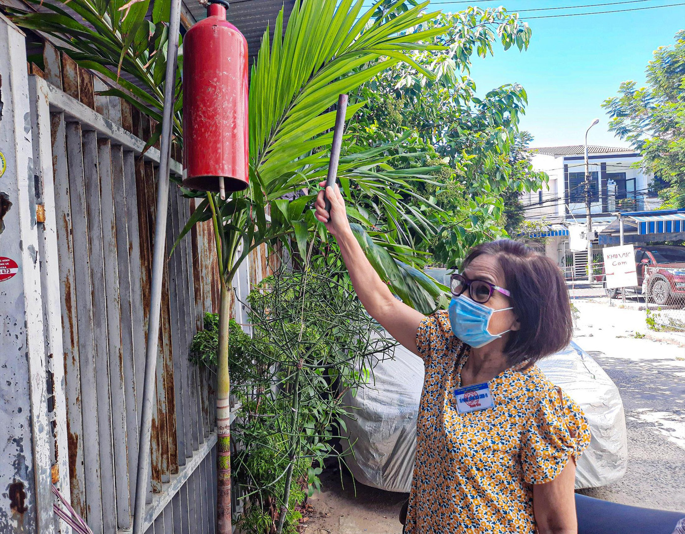 Cô Vân tổ trưởng tổ 38 phường Nại Hiên Đông (quận Sơn Trà, TP Đà Nẵng) đánh kẻng thúc giục dân đi xét nghiệm Cô Vân tổ trưởng tổ 38 phường Nại Hiên Đông (quận Sơn Trà, TP Đà Nẵng) đánh kẻng thúc giục dân đi xét nghiệm