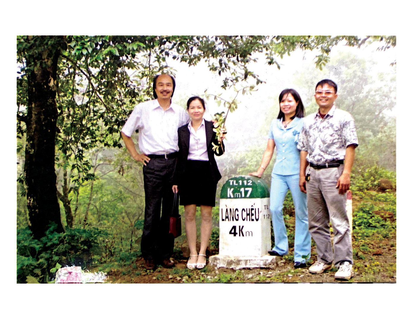 Bà Hương (áo đen) đến khảo sát vùng dược liệu táo mèo (Yên Bái) cách đây 10 năm Bà Hương (áo đen) đến khảo sát vùng dược liệu táo mèo (Yên Bái) cách đây 10 năm