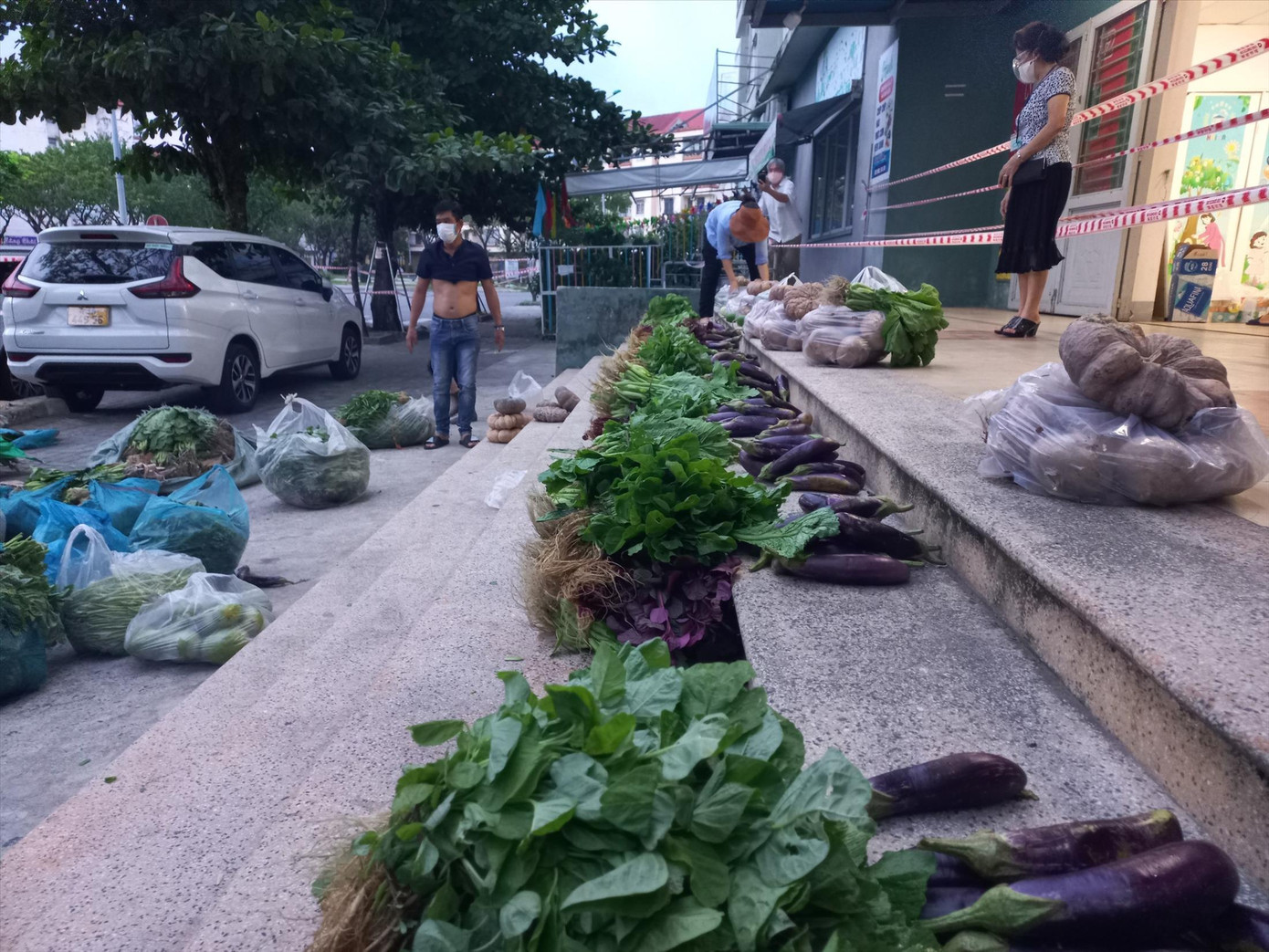 Tiếp tế nhu yếu phẩm cho người dân phường Nại Hiên Đông (Sơn Trà, TP Đà Nẵng) đang bị cách ly, phong tỏa. Ảnh: Nguyễn Thành