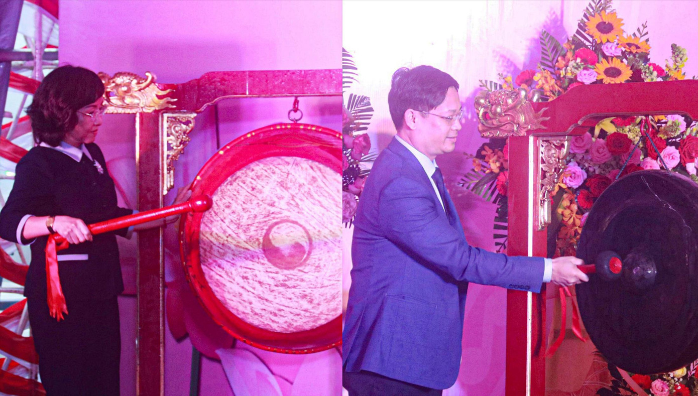 Lãnh đạo TP Đà Nẵng đánh trống, lãnh đạo TT-Huế gõ chiêng khởi công dự án trùng tu, tôn tạo Hải Vân Quan. Ảnh: Nguyễn Thành