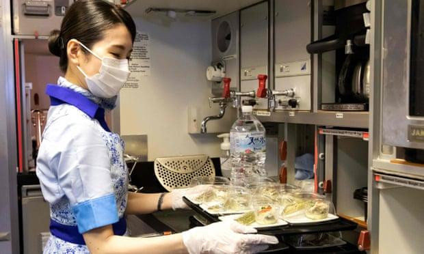 Một tiếp viên hàng không chuẩn bị bữa ăn cho các "hành khách" Một tiếp viên hàng không chuẩn bị bữa ăn cho các "hành khách"