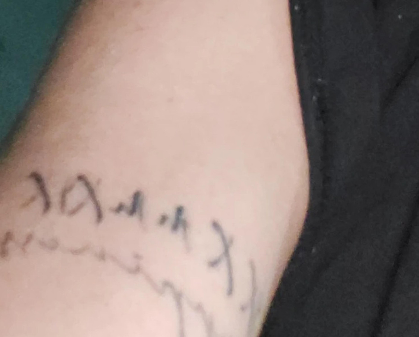 Hình xăm chữ số La Mã gắn với sinh nhật mẹ của Võ Linh. Ảnh: NVCC