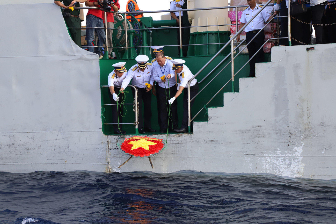 Vòng hoa và nén hương tưởng nhớ các anh hùng liệt sỹ hy sinh vì chủ quyền biển đảo Tổ quốc