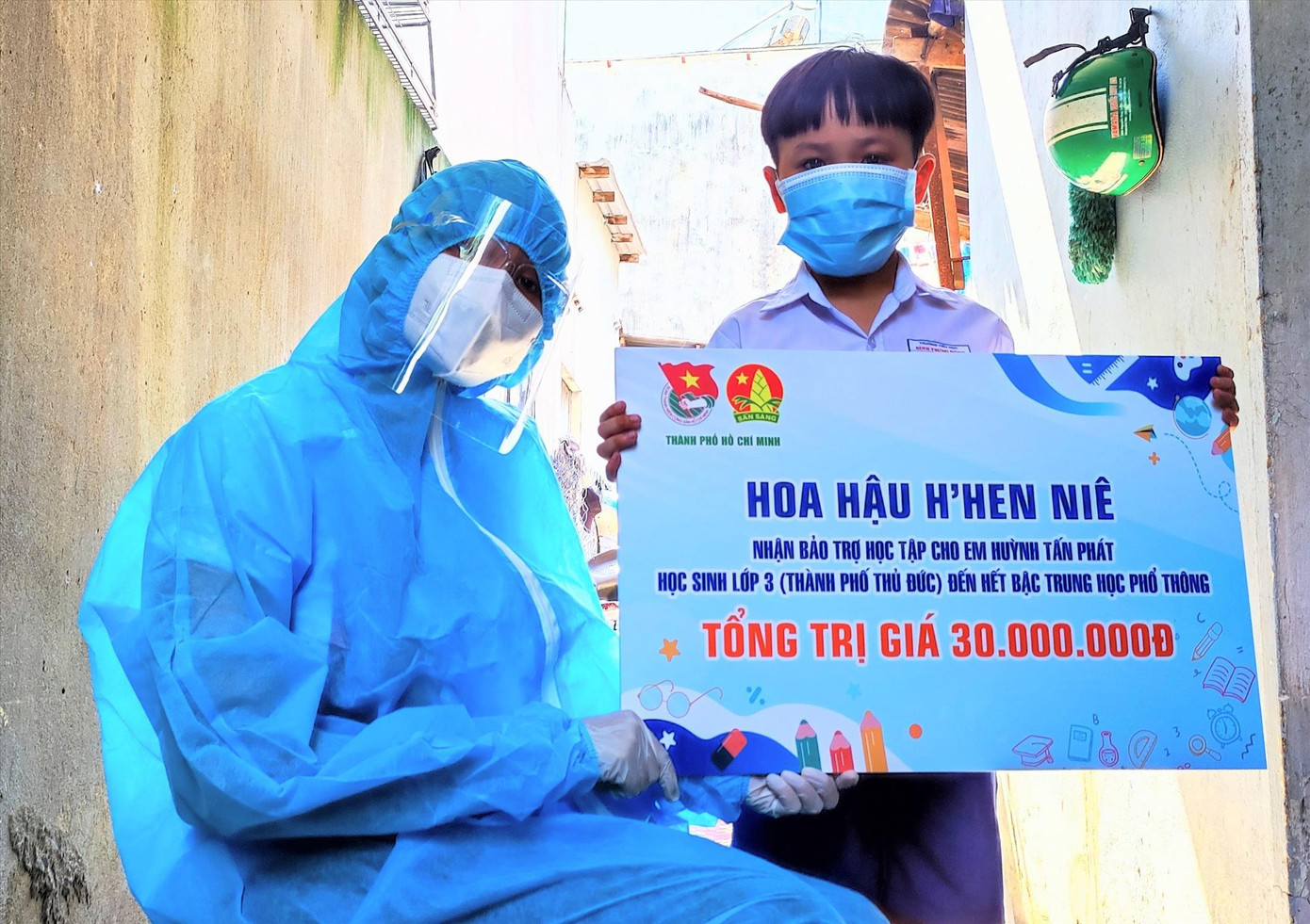 Hoa hậu H’Hen Niê chia sẻ món quà ý nghĩa với Tấn Phát trước thềm năm học mới. Ảnh: NGÔ TÙNG Hoa hậu H’Hen Niê chia sẻ món quà ý nghĩa với Tấn Phát trước thềm năm học mới. Ảnh: NGÔ TÙNG