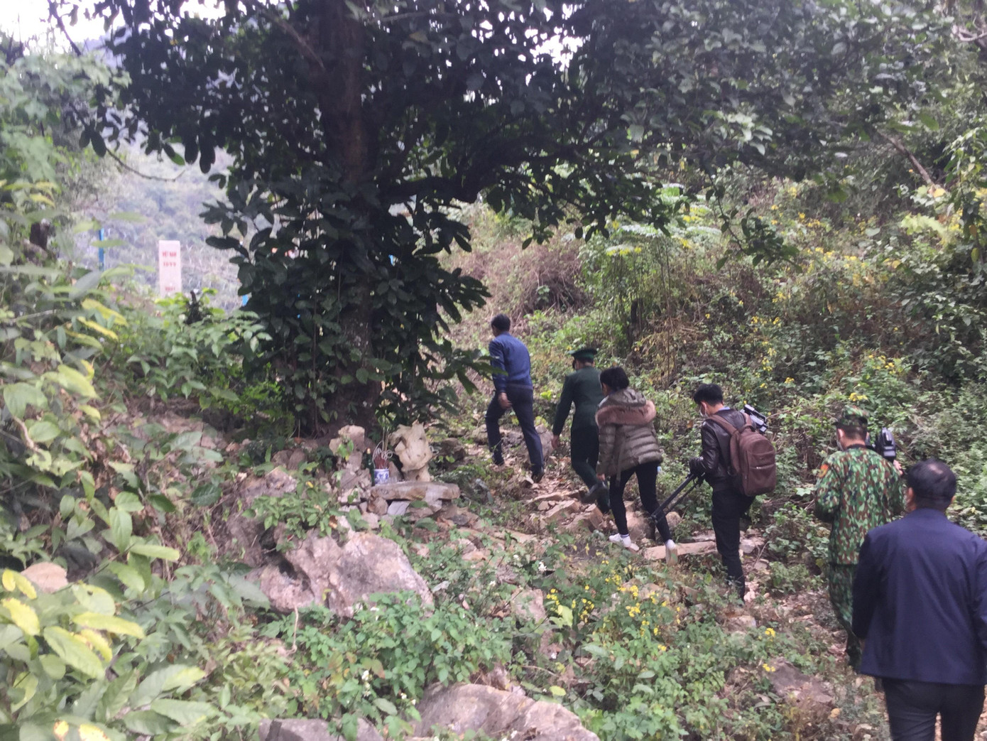 Quân, dân tham gia bảo vệ cột mốc chủ quyền. Ảnh: Duy Chiến Quân, dân tham gia bảo vệ cột mốc chủ quyền. Ảnh: Duy Chiến