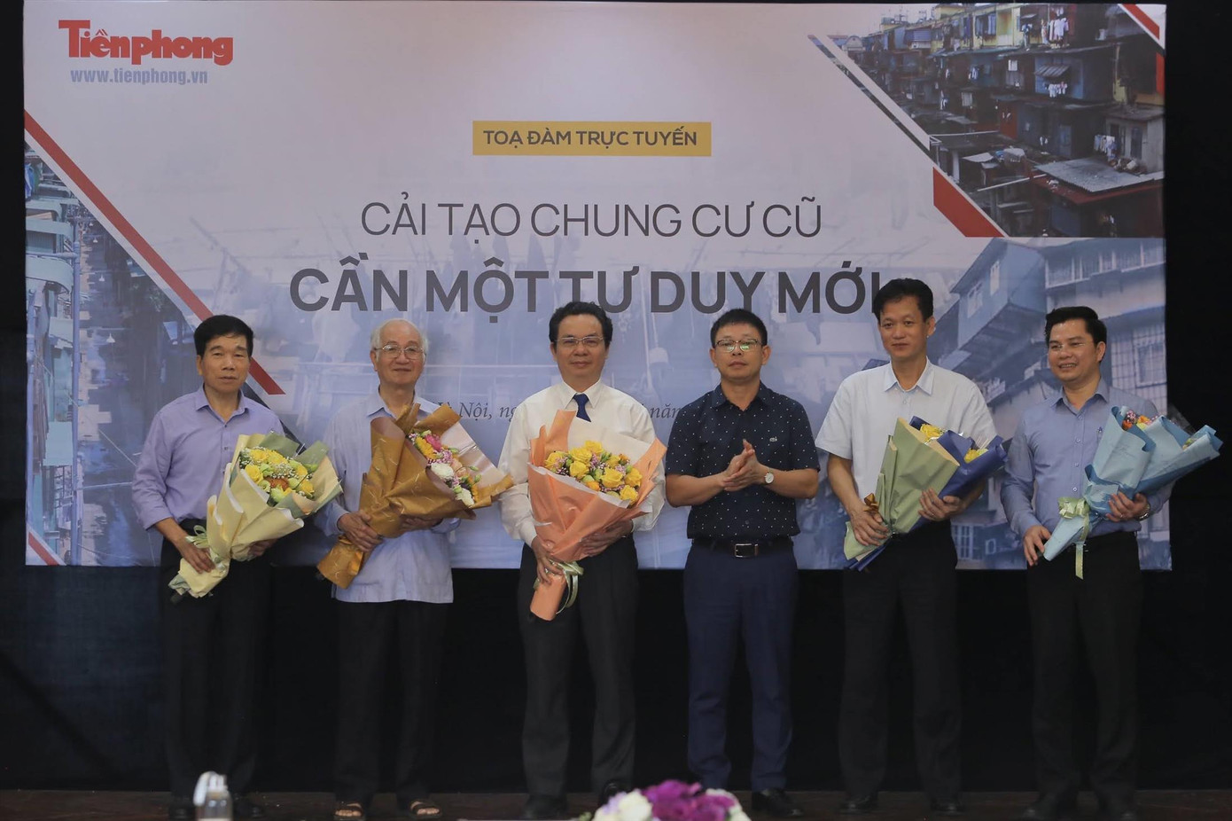 Phó Tổng Biên tập báo Tiền Phong Phùng Công Sưởng tặng hoa các đại biểu tham gia buổi tọa đàm. Ảnh: Duy Phạm Phó Tổng Biên tập báo Tiền Phong Phùng Công Sưởng tặng hoa các đại biểu tham gia buổi tọa đàm. Ảnh: Duy Phạm