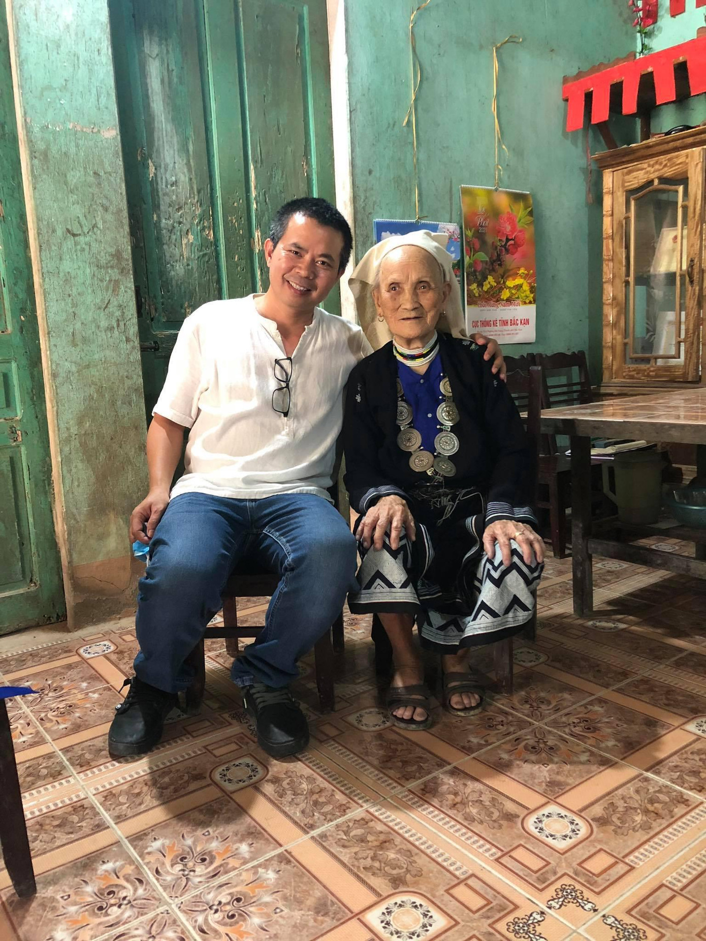 Đạo diễn, NSƯT Trịnh Quang Tùng và cụ bà Bàn Thị Chủ-người đưa cơm cho Tướng Giáp Đạo diễn, NSƯT Trịnh Quang Tùng và cụ bà Bàn Thị Chủ-người đưa cơm cho Tướng Giáp