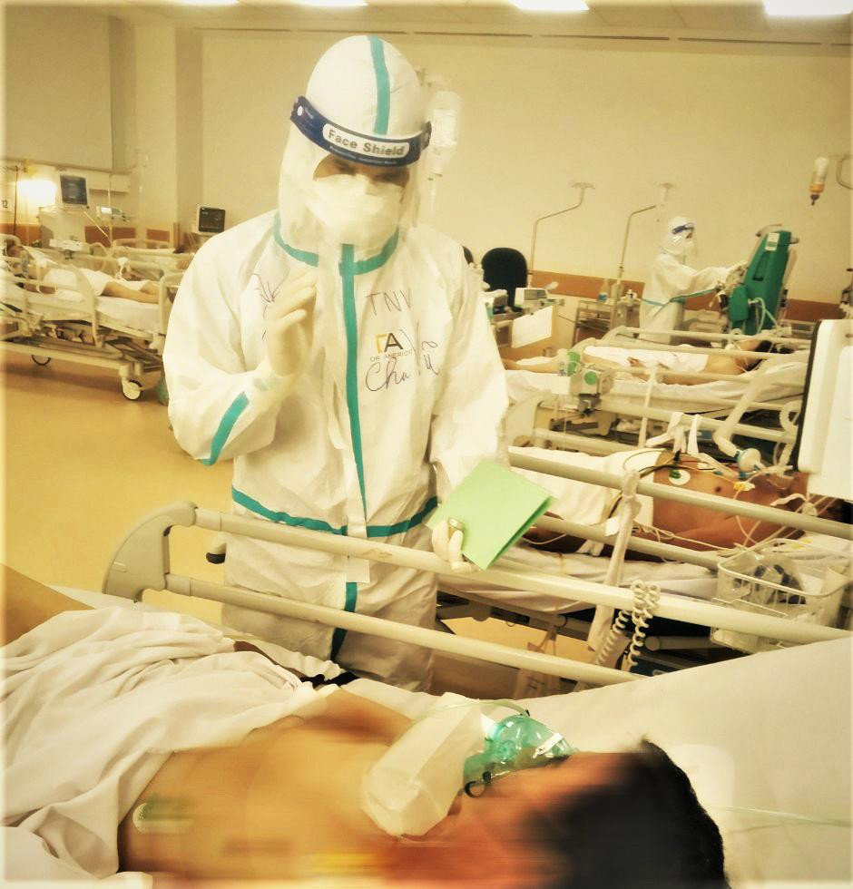 Tình nguyện viên là một vị linh mục trong bệnh viện dã chiến. (Ảnh tư liệu của Tòa Tổng giám mục Sài Gòn)