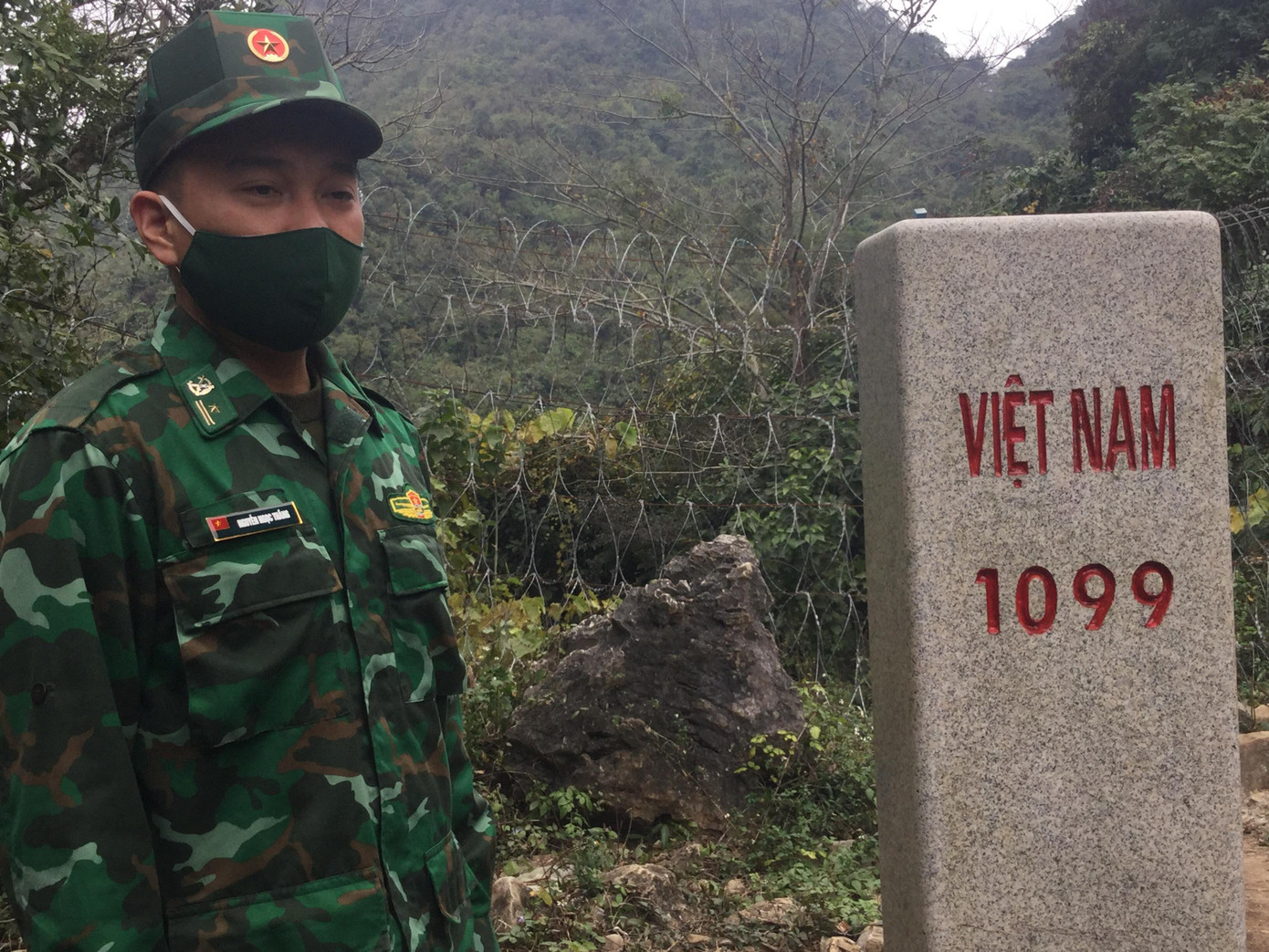 Thiếu tá Nguyễn Ngọc Thắng, Trạm trưởng Biên phòng Cốc Nam tự hào giới thiệu về cột mốc chủ quyền. Ảnh: Duy Chiến Thiếu tá Nguyễn Ngọc Thắng, Trạm trưởng Biên phòng Cốc Nam tự hào giới thiệu về cột mốc chủ quyền. Ảnh: Duy Chiến