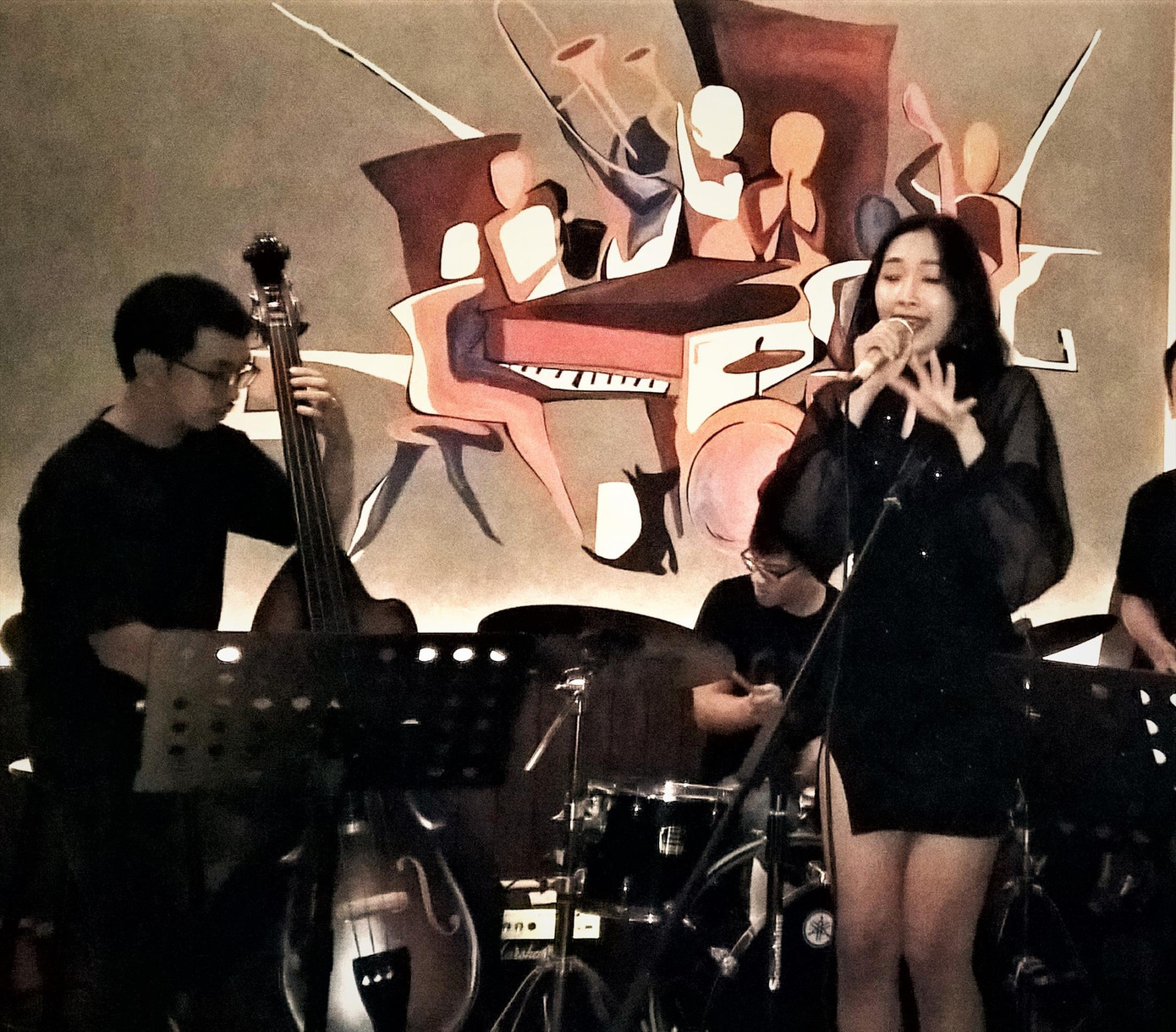 Nữ ca sĩ Jazz trẻ Nguyễn Hoàng Hạnh Tiên của Sài Gòn Jazz Club. Ảnh: Trần Nguyễn Anh