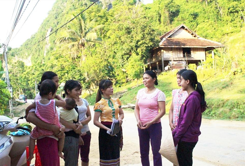 Bí thư Chi bộ bản Bua Lữ Thị Loan (ở giữa, áo vàng) gặp gỡ, trao đổi cùng bà con