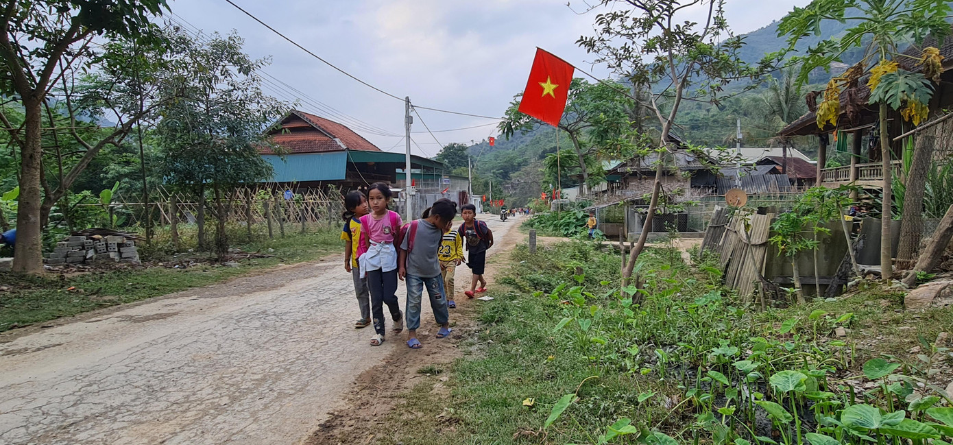 Những đứa trẻ mồ côi ở bản Đửa