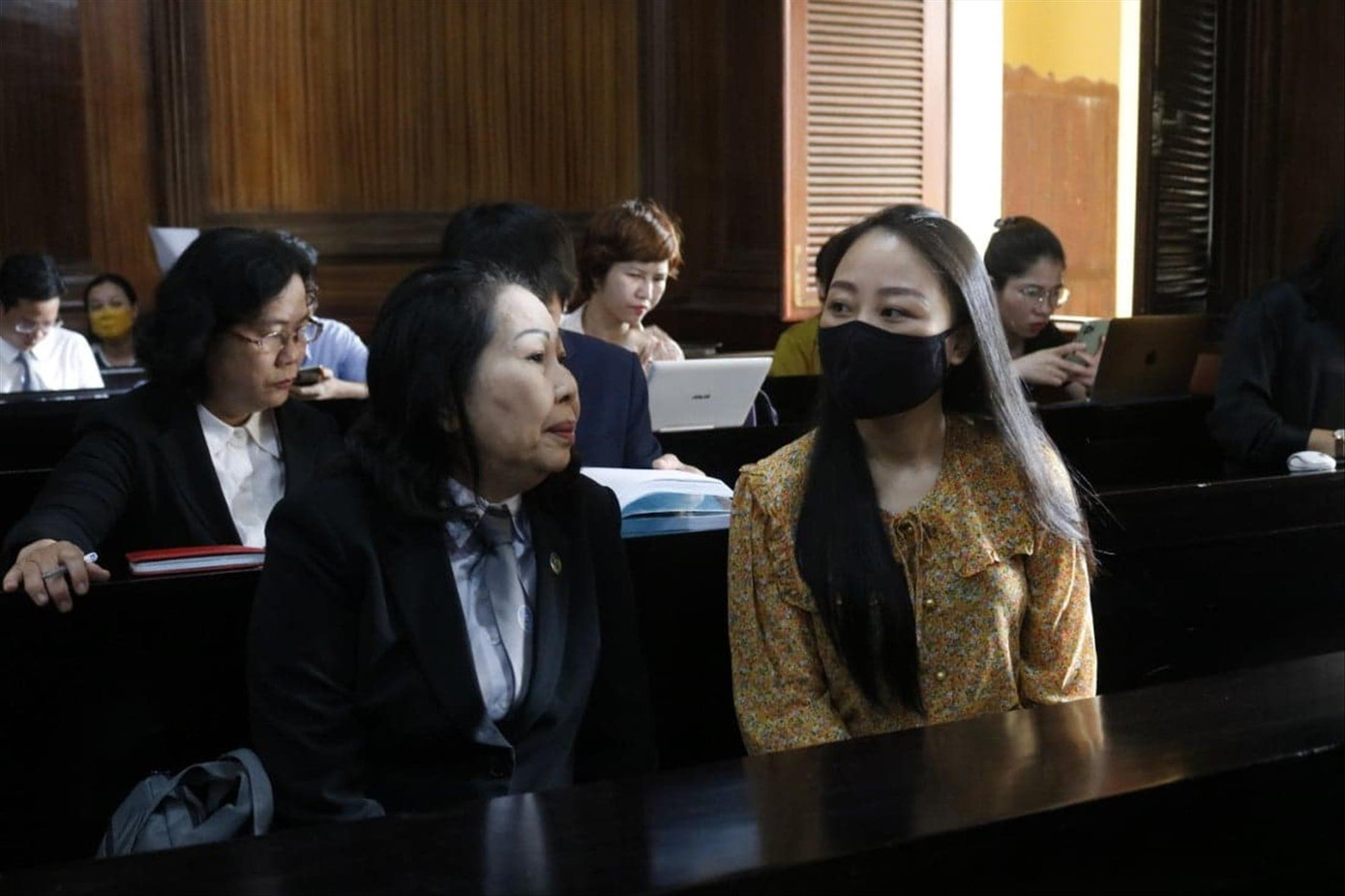 Nữ tiếp viên hàng không Nguyễn Thị Bích Hường (phải) cùng luật sư tại phiên tòa ngày 9/4