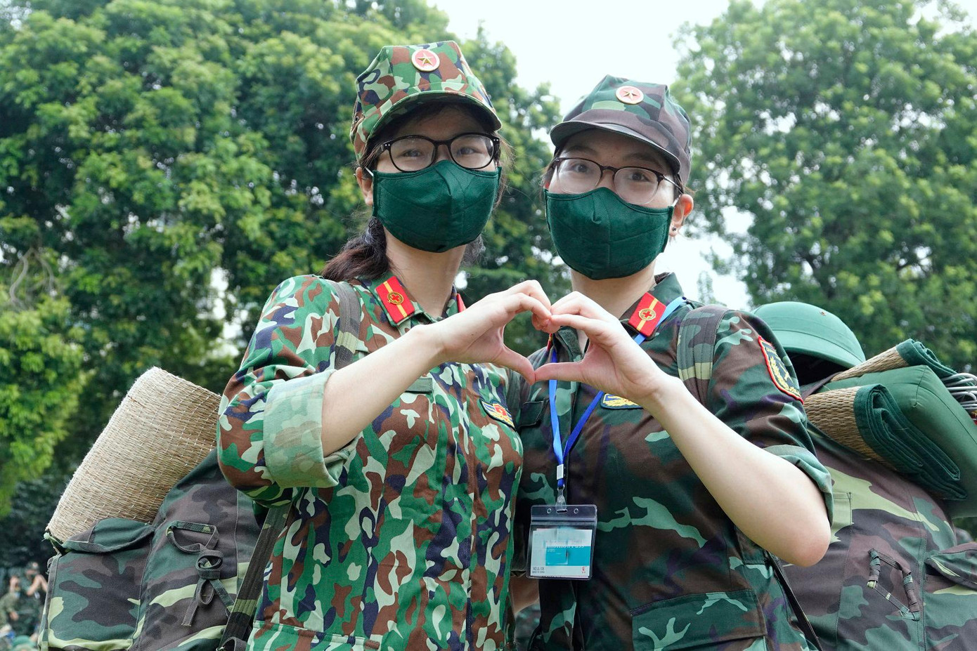 Thượng sĩ Nguyễn Hà Anh (bên phải) tại lễ xuất quân vào Nam chống dịch, ngày 23/8