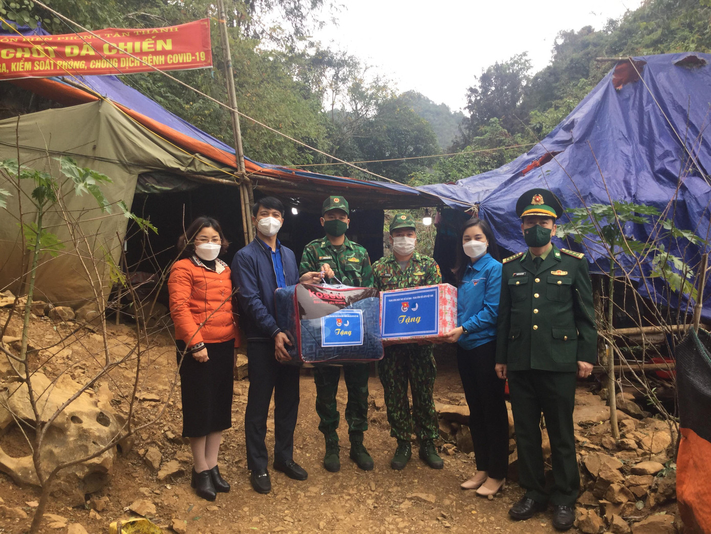 Đoàn cán bộ Trung ương Đoàn tặng quà, hỗ trợ cán bộ, chiến sỹ chốt 1099 Đoàn cán bộ Trung ương Đoàn tặng quà, hỗ trợ cán bộ, chiến sỹ chốt 1099