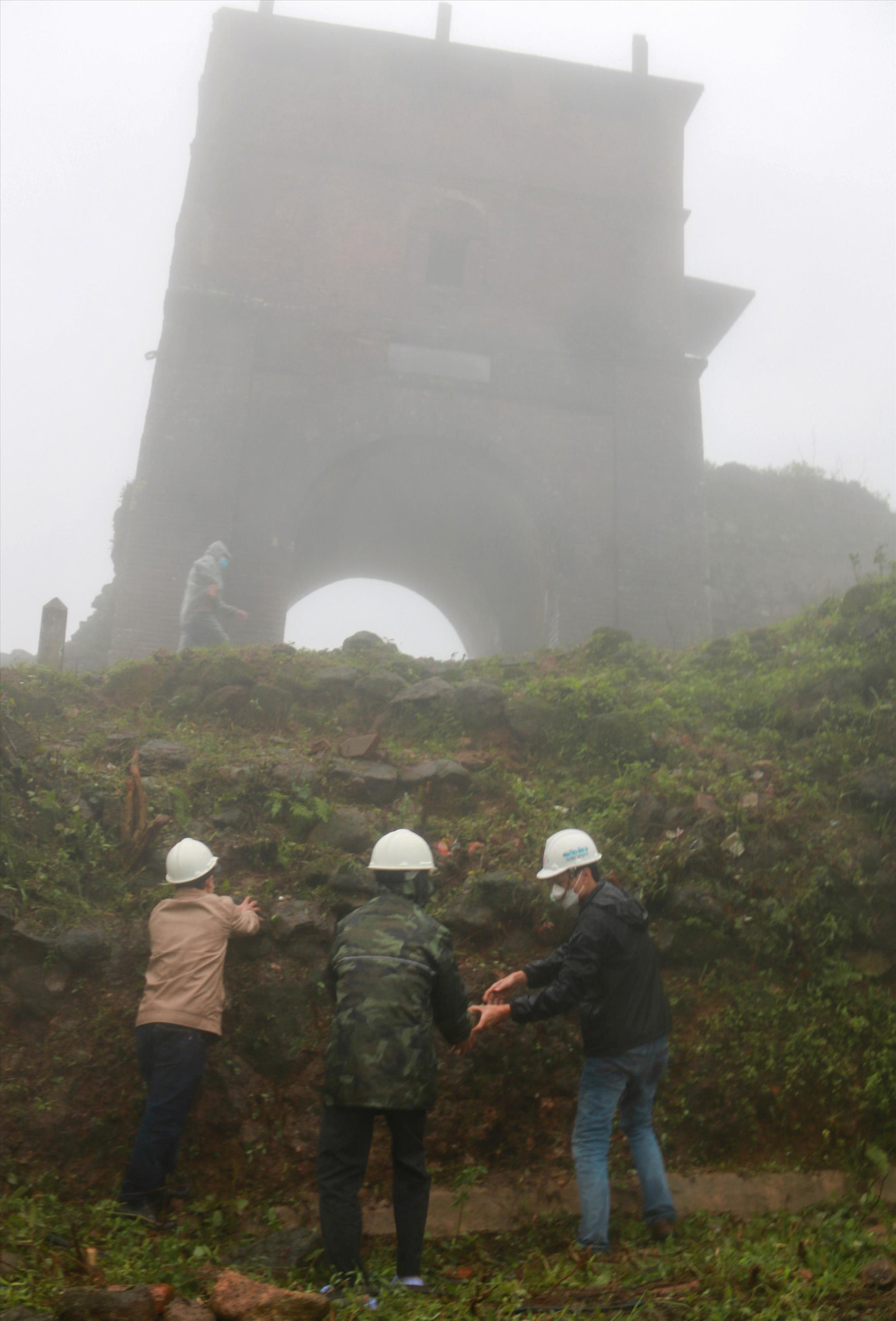 Công nhân tháo dỡ những viên đá, gạch đầu tiên sau lễ khởi công. Ảnh: Nguyễn Thành