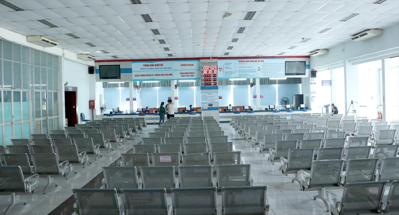 Khu vực bán vé tàu Tết ga Sài Gòn vắng khách. Ảnh: Ngô Bình