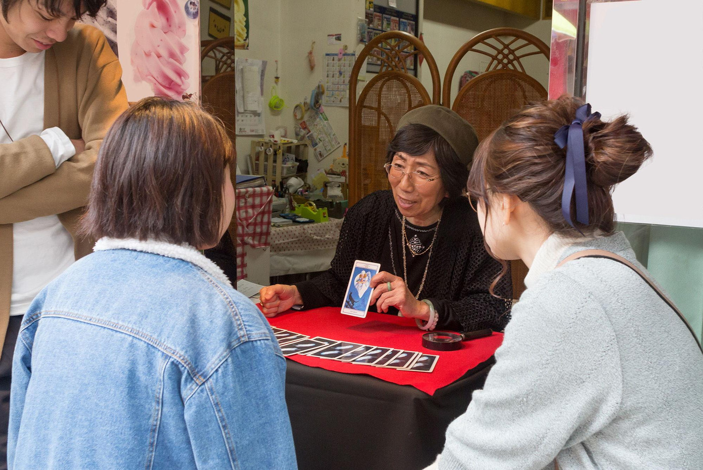 Nhiều khách hàng đi xem bói là người trẻ