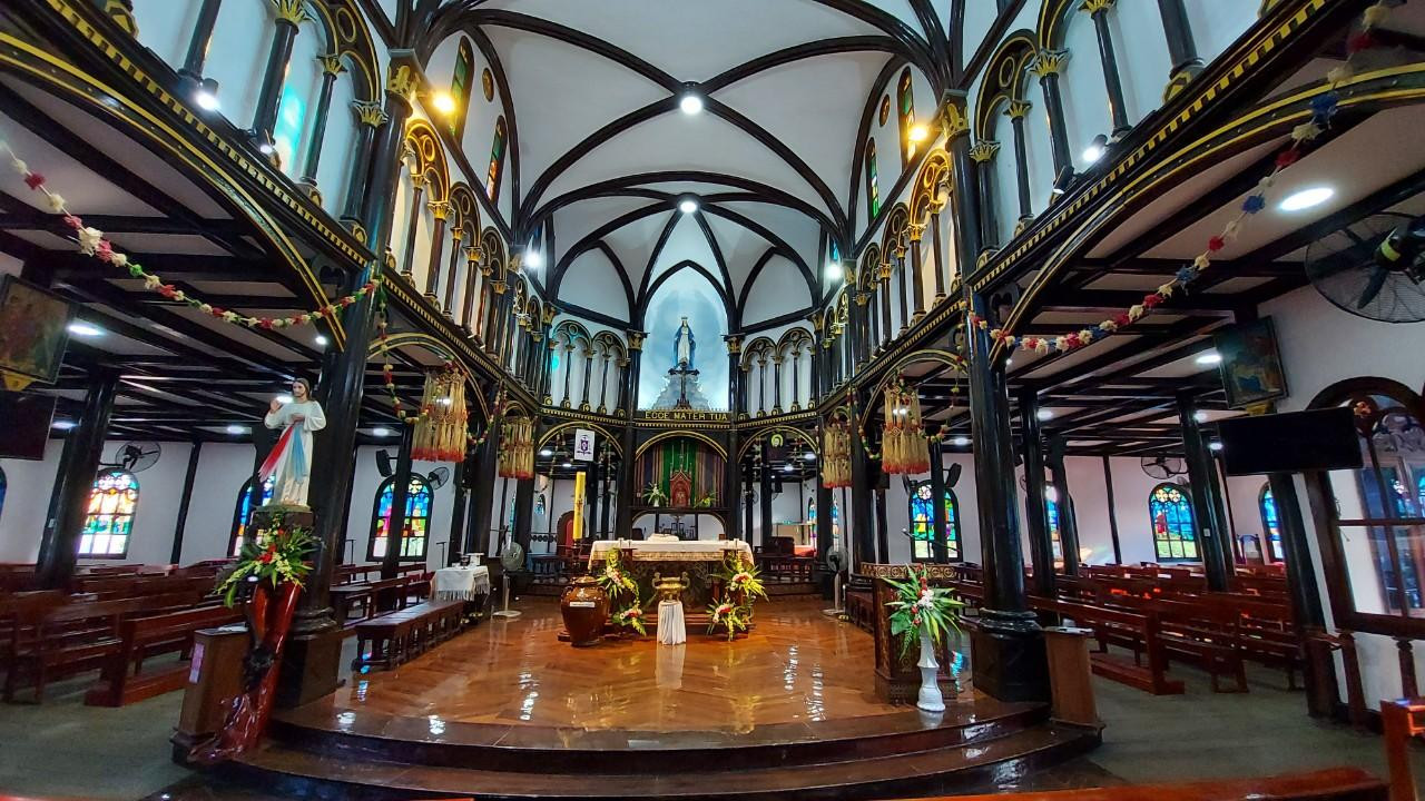 Bên trong Nhà thờ gỗ Chính tòa Kon Tum