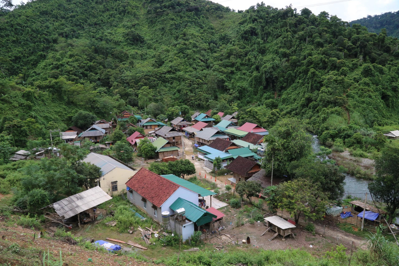 Bản Văng Môn, xã Tam Hợp, huyện Tương Dương, Nghệ An vắng bóng lao động trẻ