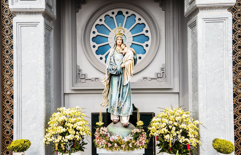 Tượng Đức Mẹ Việt Nam được chuyển thể từ bức tranh của cố họa sĩ Nam Phong đặt ở Nhà chung Phát Diệm