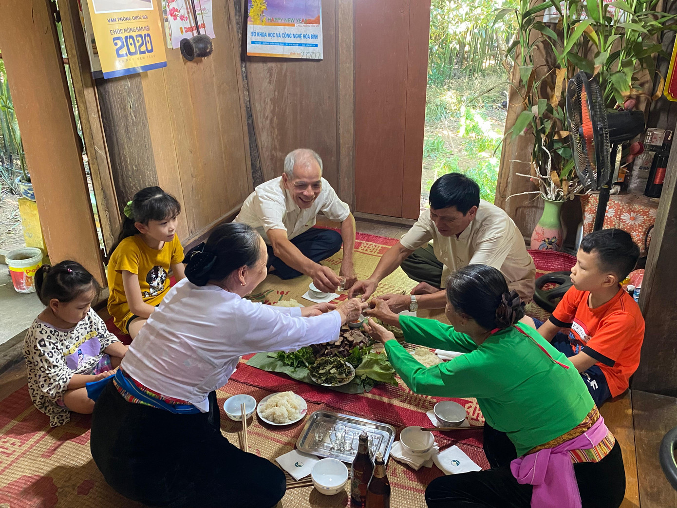Năm nay, người dân chỉ làm mâm cỗ cúng tổ tiên và gia đình ăn uống ngày Tết độc lập Năm nay, người dân chỉ làm mâm cỗ cúng tổ tiên và gia đình ăn uống ngày Tết độc lập