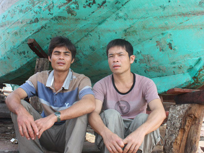 Thuyền trưởng Phạm Hà (bên trái) khi vừa về đến đất liền 