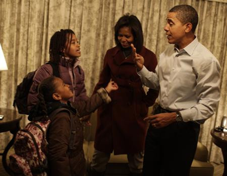 Sasha sẽ học lớp 2 trong khi Malia học lớp 5 tại trường Sidwell Friends.