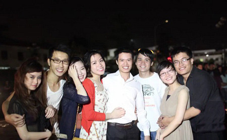 Hai nhân vật chính chụp hình với những người bạn tham gia flashmob này. . Hai nhân vật chính chụp hình với những người bạn tham gia flashmob này.