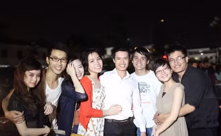 Hai nhân vật chính chụp hình với những người bạn tham gia flashmob này. 