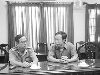 TBT Báo Người Lao Động (phải) trao đổi với Thượng tá Phạm Hữu Châu, Chánh Văn phòng Công an tỉnh Long An về vụ án sát hại nhà báo Hoàng Hùng, sáng 21-2. Ảnh: Lê Cường