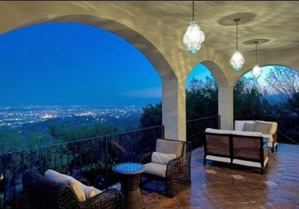 Từ sân thượng trông ra một ngọn đồi với phong cảnh thiên nhiên tuyệt vời