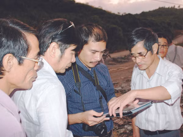 Các chuyên gia Viện Vật lý địa cầu kiểm tra thực tại đập hồ thủy điện Sông Tranh 2