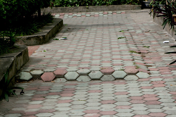 Gạch lát xung quang cũng bị sụt lún