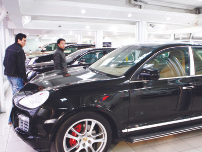 Ô tô nhập khẩu nguyên chiếc vẫn hút khách trong thời bão giá. Ảnh: Hồng Vĩnh. Ô tô nhập khẩu nguyên chiếc vẫn hút khách trong thời bão giá Ảnh: Hồng Vĩnh