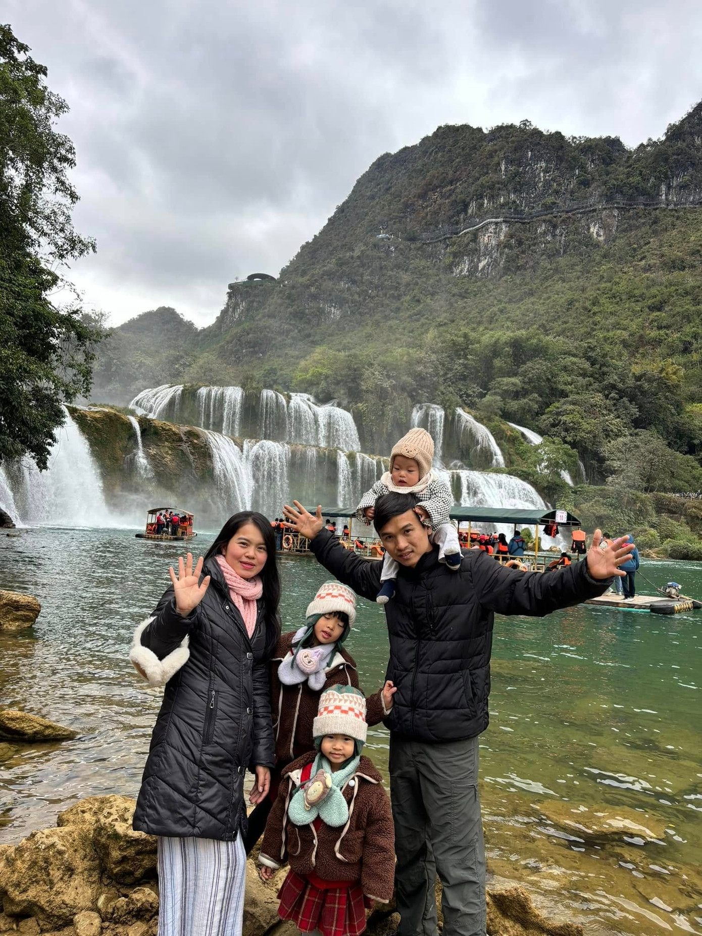 Trên hành trình, nơi họ ấn tượng nhất là Cao Bằng với thác Bản Giốc, núi Mắt Thần, suối Lê Nin Trên hành trình, nơi họ ấn tượng nhất là Cao Bằng với thác Bản Giốc, núi Mắt Thần, suối Lê Nin