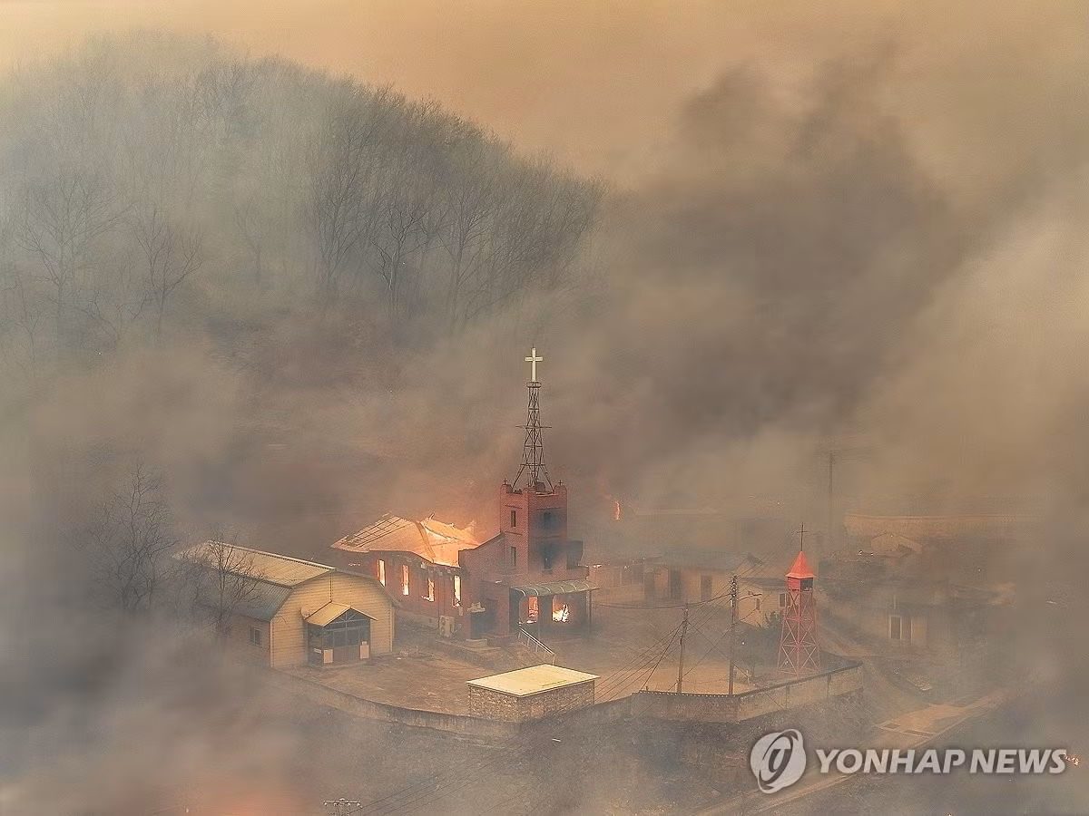 Một nhà thờ ở huyện Uiseong chìm trong "biển" lửa. (Ảnh: Yonhap)