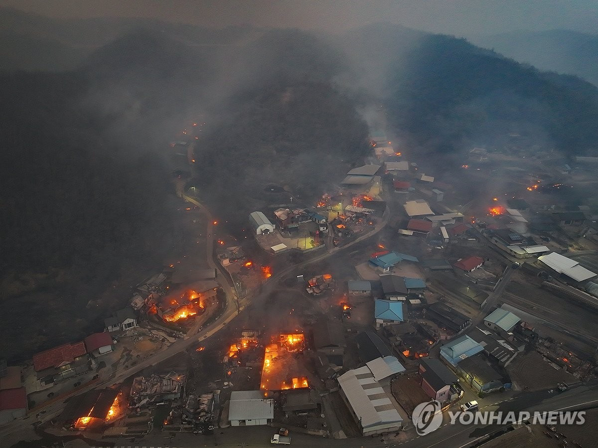 Đám cháy rừng lan rộng ở Uiseong. (Ảnh: Yonhap) Đám cháy rừng lan rộng ở Uiseong. (Ảnh: Yonhap)