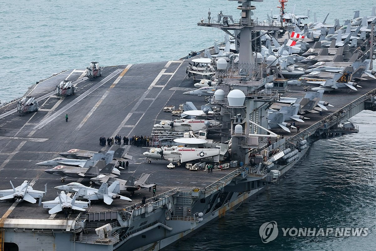 Tàu sân bay USS Carl Vinson tại Busan. (Ảnh: Yonhap) Tàu sân bay USS Carl Vinson tại Busan. (Ảnh: Yonhap)