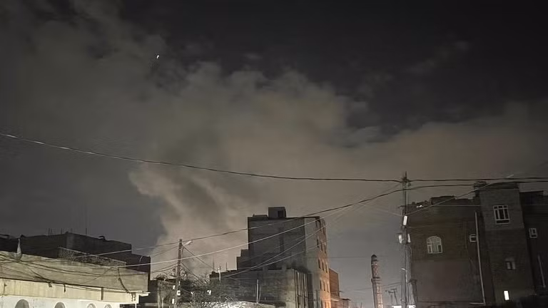 Khói bốc lên sau một loạt cuộc không kích vào thủ đô Sanaa (Yemen). (Ảnh: Anadolu)