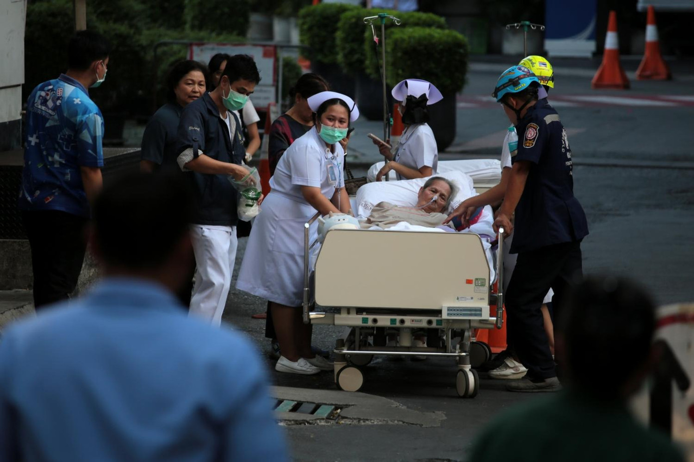 Một bệnh nhân được sơ tán khỏi bệnh viện Siriraj. Tại Bangkok, một số tòa nhà bệnh viện đã bị hư hại sau trận động đất. (Ảnh: Bangkok Post)