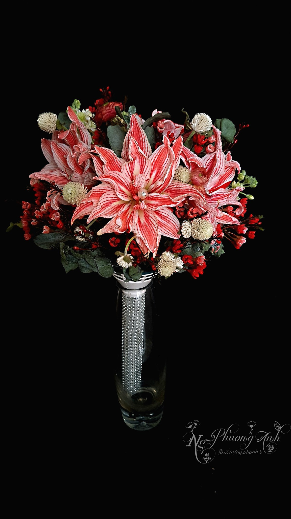 Những bó hoa cưới do chị Phương Anh thực hiện từ hoa huệ tây trong vườn nhà