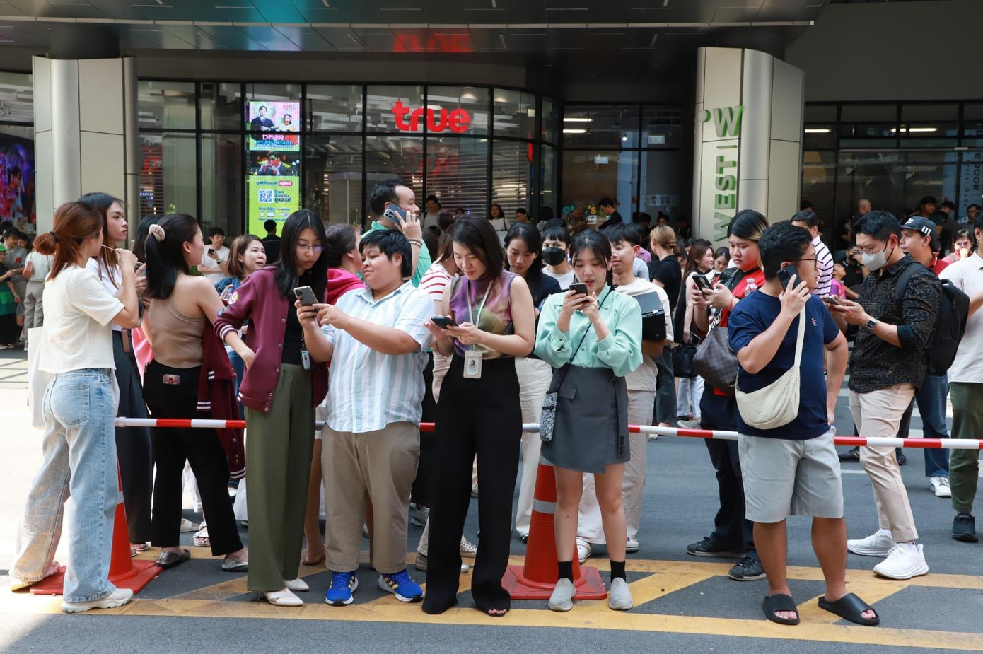 Người dân Bangkok đổ ra đường sau trận động đất. (Ảnh: Bangkok Post)