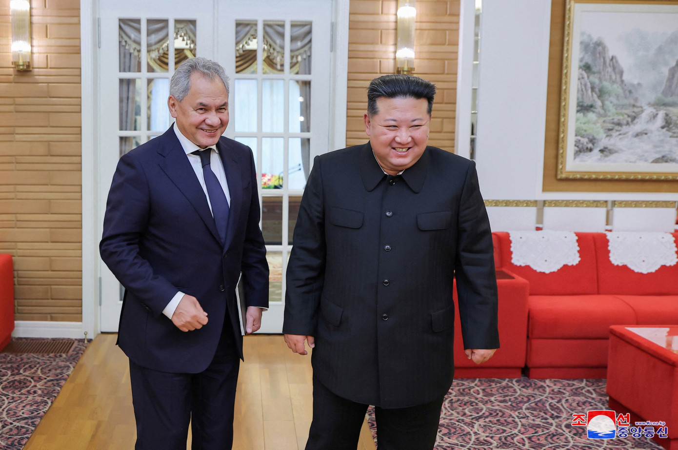 Chủ tịch Triều Tiên Kim Jong Un và Thư ký Hội đồng An ninh Nga Sergey Shoigu. (Ảnh: Reuters) Chủ tịch Triều Tiên Kim Jong Un và Thư ký Hội đồng An ninh Nga Sergey Shoigu. (Ảnh: Reuters)